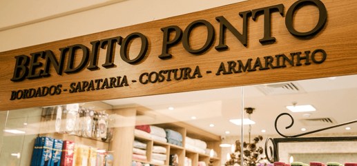Letreiro de uma unidade Bendito Ponto